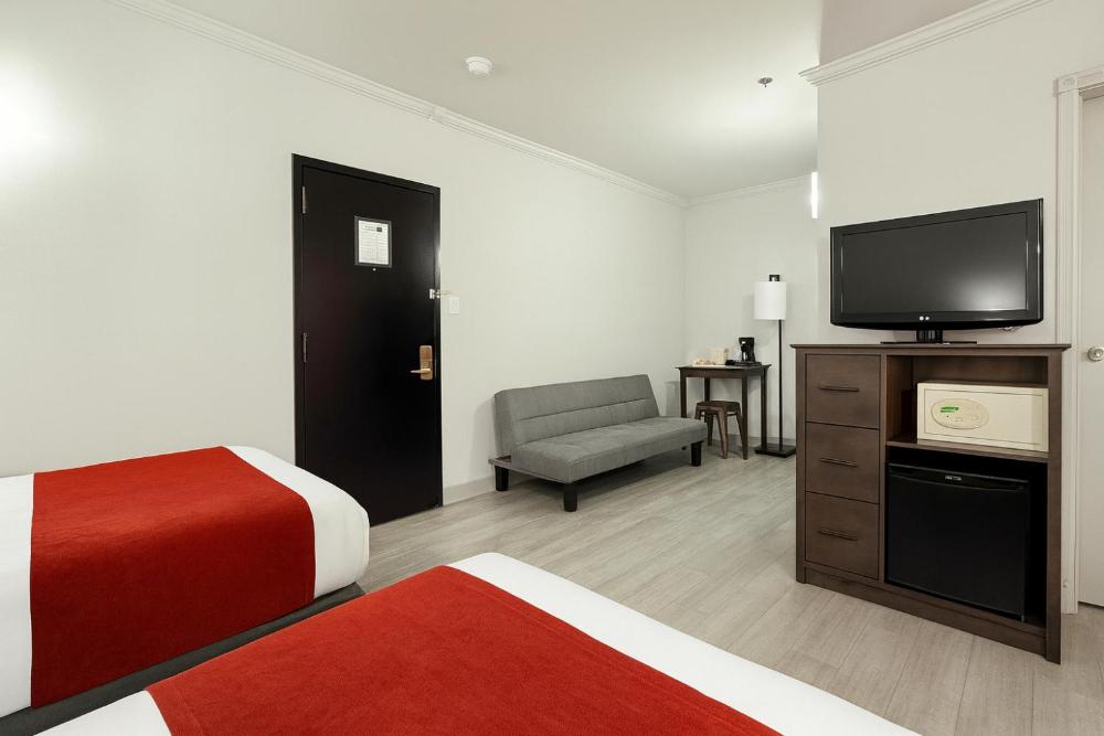Deluxe Quadruple Room interior